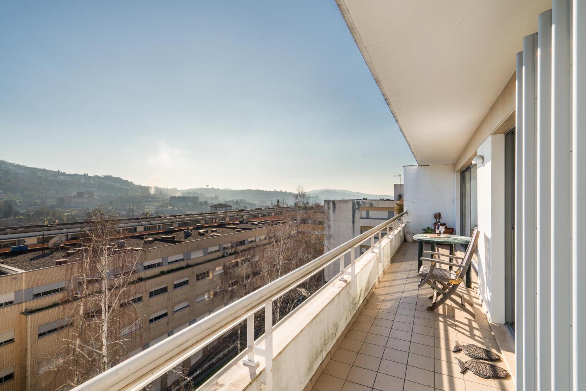 Homely Large Flat - Balcony Guimaraes Bagian luar foto