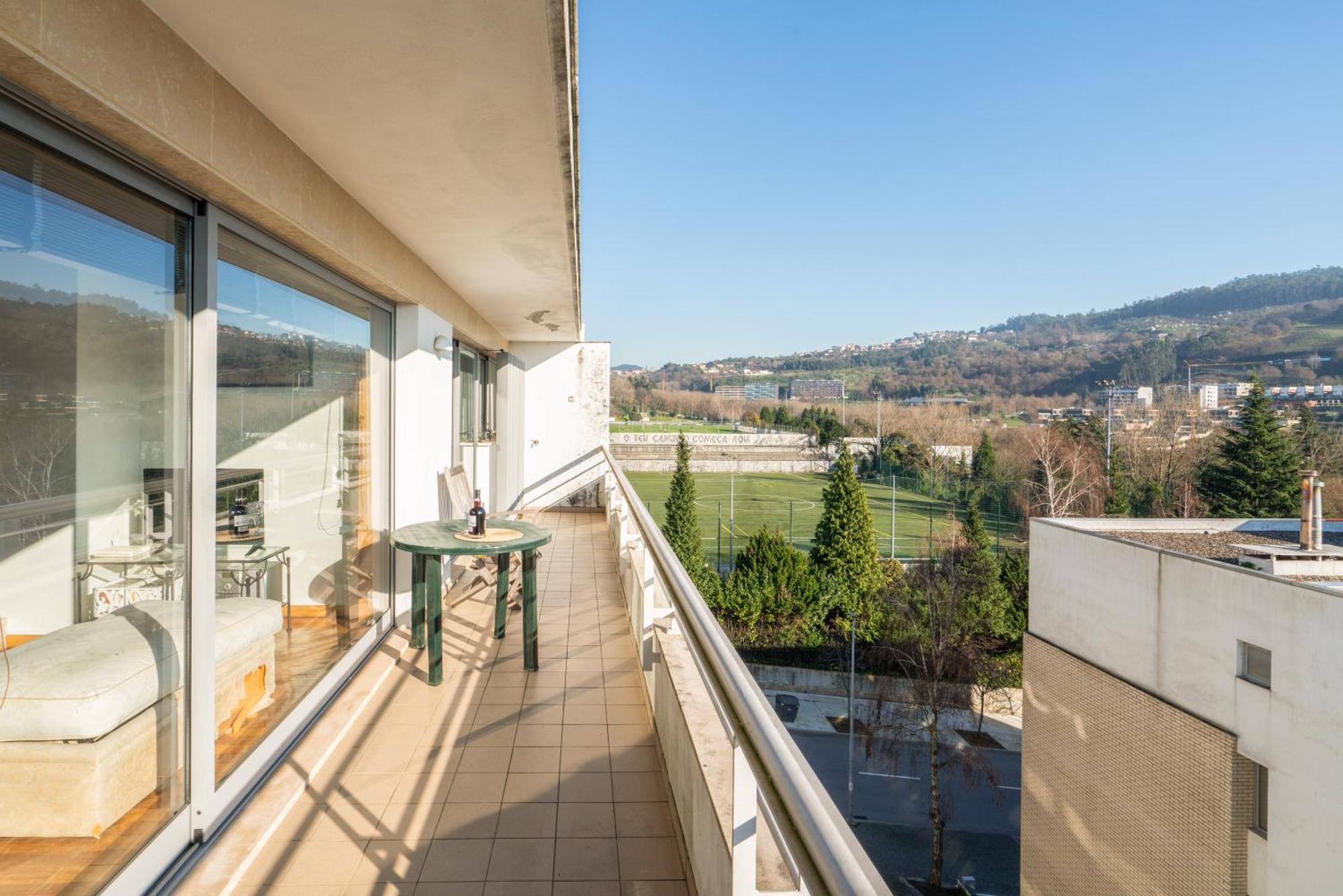 Homely Large Flat - Balcony Guimaraes Bagian luar foto